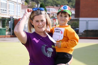 Darío y su madre, Beatriz de Haro, en la carrera solidaria por la investigación de su enfermedad.