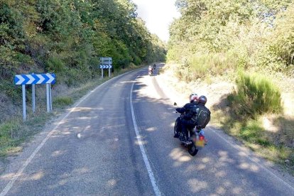 Motoristas en los alrededores del kilómetro 4 de la CL-627, donde tuvo lugar el accidente. GGL SW