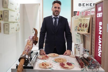 Miguel Cepeda, propietario de la empresa vallisoletana San Jamón, durante el Salón Internacional de la Alimentación de París (SIAL París).