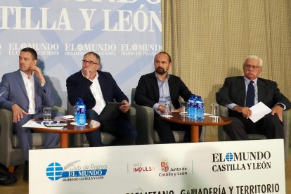 Los ponentes del Club de Prensa de izquierda a derecha: el presidente de la Asociación Española de Biogás, Luis Puchades, el CEO de Kerbest, Alberto Pascual, el director de Proyectos Singulares e Innovación de Veolia España, Camille Degardin, y el presidente de la Asociación Española de Biomasa, Javier Díaz .