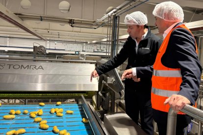 El delegado del Gobierno en Castilla y León, Nicanor Sen, visita las instalaciones de ‘Patatas Meléndez’