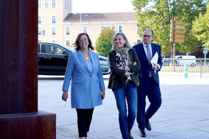 La vicepresidenta y consejera de Familia e Igualdad de Oportunidades de la Junta de Castilla y León, María Isabel Blanco, junto a la presidenta de la FRMP Ángeles Armisén, en la Constitución de la Comisión de Trabajo de la FRMP de Familia e Igualdad de Oportunidades.