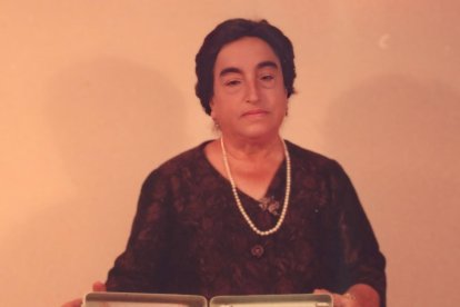 Ángela Ruiz Robles con la enciclopedia mecánica.