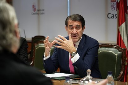 El consejero de Medio Ambiente, Vivienda y Ordenación del Territorio, Juan Carlos Suárez-Quiñones, presenta la convocatoria de ayudas al alquiler.