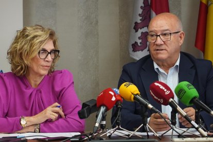 El presidente del Consejo Autonómico de Enfermería de Castilla y León, Enrique Ruiz Forner, y la secretaria general, Isabel Galán Andrés, en la presentación del informe