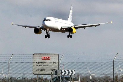 Un avión se aproxima al aeropuerto vallisoletano de Villanubla en una imagen de archivo