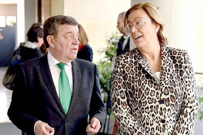 Luis Miguel González Gago y Ángeles Armisén conversan minutos antes de la reunión de presidentes de diputaciones provinciales. ICAL