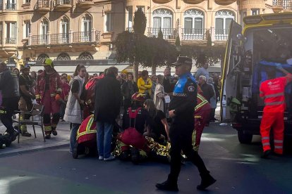Cae un arco de iluminación navideña y alcanza a un peatón en el centro de León.