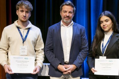 La toledana Jimena Alonso Moreno, que cursa el grado en Empresa y Tecnología, y el mallorquín Vasil Ivanov Stantchev Raev, estudiante de Ingeniería Robótica, reciben la beca Alumni para estudiar en la UC3M