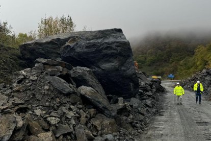 Desprendimiento de rocas en el km 76 de la AP-66.
