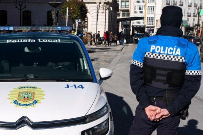 Un agente de la Policía Local de Burgos en una imagen de archivo.