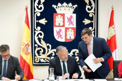 Francisco Vázquez, Carlos Pollán y Marcos Herrero, en la Mesa de las Cortes.