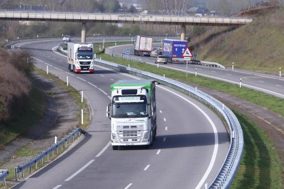 Camiones transportan mercancías por carreteras de Castilla y León, imagen de archivo.