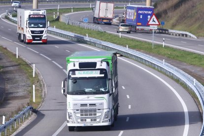 Camiones transportan mercancías por carreteras de Castilla y León, imagen de archivo.