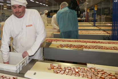 Imagen de archivo de un trabajador de Trapa en el interior de la fábrica palentina.