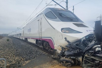 Estado del vehículo tras ser arrollado por el Alvia en Palencia
