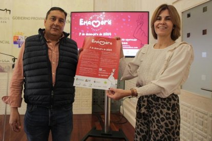 La diputada de Promoción Provincial, Magdalena Rodríguez, y el Alcalde de Sotosalbos, Feliciano Isabel