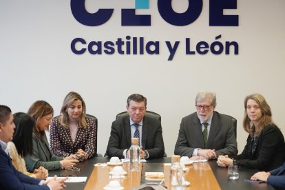 El presidente de CEOE Castilla y León, Santiago Aparicio, y el consejero de la Presidencia, Luis Miguel González Gago en un encuentro con representantes iberoamericanos