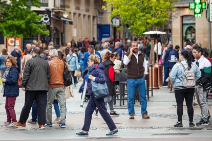 Varias personas pasean por una concurrida calle del centro de Soria