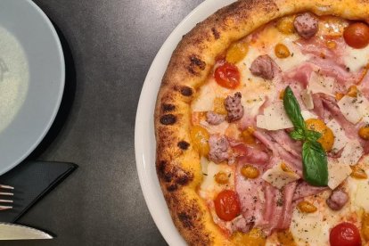Pizzeria Siciliana Kuró; pizza 'UnDueTre...'