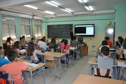 Alumnos en un aula durante una clase.