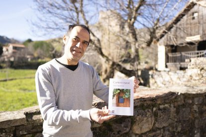 Abel Aparicio sostiene su última obra, Cartero rural