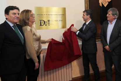 Carlos Fernández Carriedo asiste al homenaje al economista Enrique Fuentes Quintana. En la imagen, el descubrimiento de una placa en el salón de plenos del Ayuntamiento, a la derecha la familia del economista