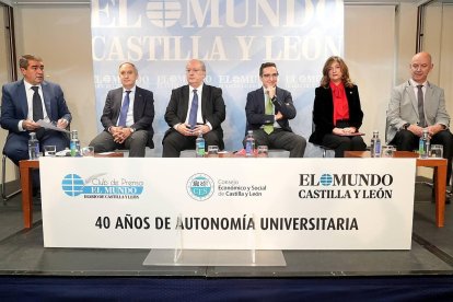 El director de EL MUNDO DE CASTILLA Y LEÓN, Pablo R. Lago; el rector de la Universidad de Valladolid, Antonio Largo; el presidente del Consejo Económico y Social de Castilla y León, Enrique Cabero; el rector de la Universidad de Salamanca, Juan Manuel Corchado; la rectora de la Universidad de León, Nuria González y el rector de la Universidad de Burgos, José Miguel García, en el Club de Prensa. J.M. LOSTAU