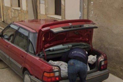 Foto de Google Maps en el que aparece una bolsa con lo que parece un cadáver.