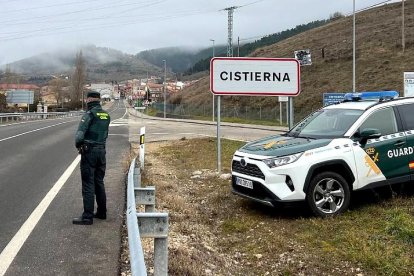 Agentes de la Guardia Civil en el municipio leonés de Cistierna. GUARDIA CIVIL