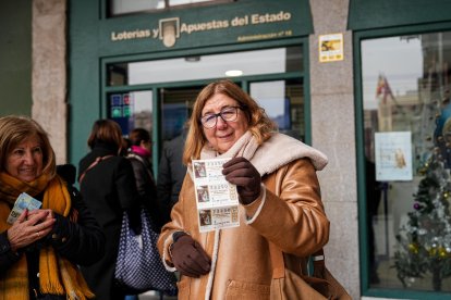 Una mujer muestra los décimos adquiridos en Valladolid en el Gordo de Navidad.