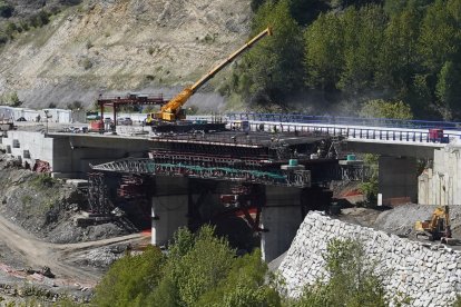 Obras de reconstrucción del viaducto O Castro (León), de la autovía A-6 en sentido A Coruña.