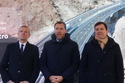 El ministro de Transportes y Movilidad Sostenible, Óscar Puente, preside la puesta en servicio del nuevo viaducto de El Castro de la A-6, sentido A Coruña, y la apertura del segundo carril de la calzada sentido Madrid. También asiste el presidente de la Junta de Castilla y León, Alfonso Fernández Mañueco