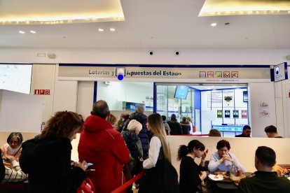 Largas colas en la administración de la Rana de Oro en el Río Shopping
