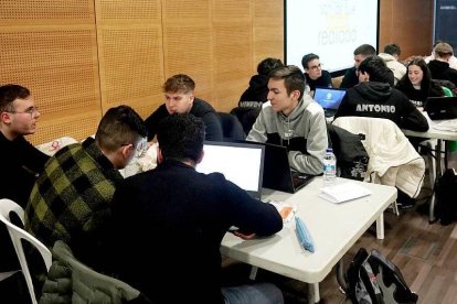 Encuentro colaborativo de estudiantes de FP de Informática en una foto de archivo. ICAL
