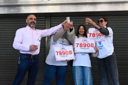 La administración de El Corte Inglés de León celebra haber repartido el primer premio