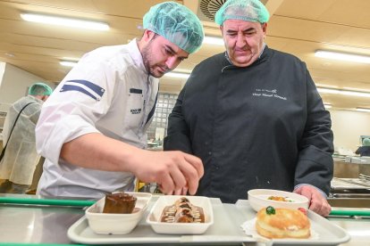 El chef Ricardo Temiño elabora una comida con tintes navideños para los pacientes del HUBU