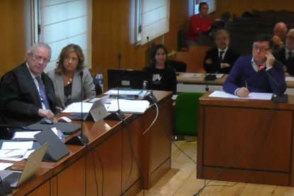 Rafael Delgado en una de las sesiones del juicio, junto a Begoña Hernández.