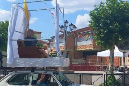 Carlos Martínez subido en el papamóvil.