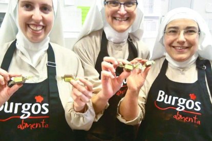 Sor Sión, a la izquierda, junto con otras compañeras del convento en una imagen de archivo con unos bombones elaborados en Belorado.