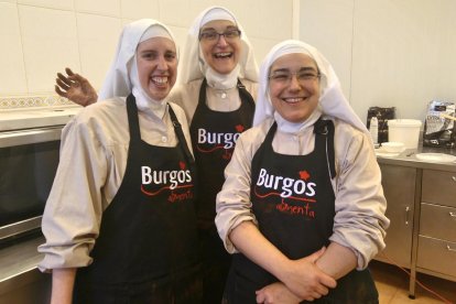 Sor Sión, a la izquierda, junto con otras compañeras del convento en una imagen de archivo con unos bombones elaborados en Belorado