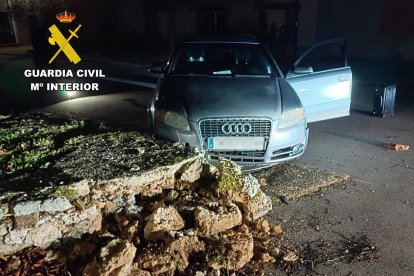 Estado en el que quedó el vehículo robado después de que el autor se estrellase contra un muro.