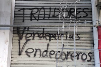 Pintadas con insultos en la sede del PSOE de Burgos.