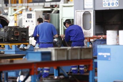 Varios trabajadores en una fábrica en una imagen de archivo