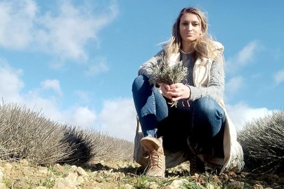 Libertad Cabal va a plantar una nueva parcela de lavandín en la localidad burgalesa de Cilleruelo de Arriba. / E. M.