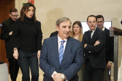 El consejero de Movilidad y Transformación Digital, José Luis Sanz Merino, y el presidente de la Diputación de Valladolid, Conrado Íscar, inauguran la jornada de presentación del programa ‘CyL Digital Rural’.