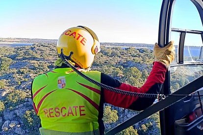 Un equipo acude al rescate en un helicóptero de Emergencias de Castilla y León.