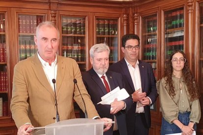 El alcalde José Mazarías anuncia la recepción de la sentencia (atril) junto al concejal Alejandro González-Salamnaca (a su dcha) y otros concejales.