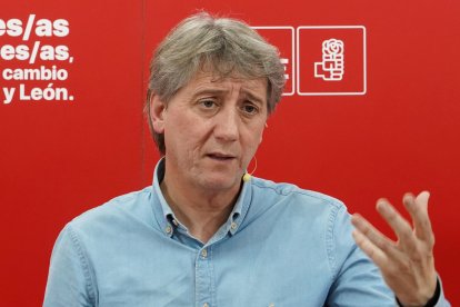 El secretario general del PSOE de Castilla y León, Carlos Martínez, mantiene un encuentro con alcaldes y portavoces municipales del PSOE de Valladolid.