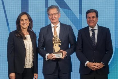 Adriana Ulibarri, Jesús San Miguel y Carlos Fernández Carriedo en la gala de los premios Innovadores 2025